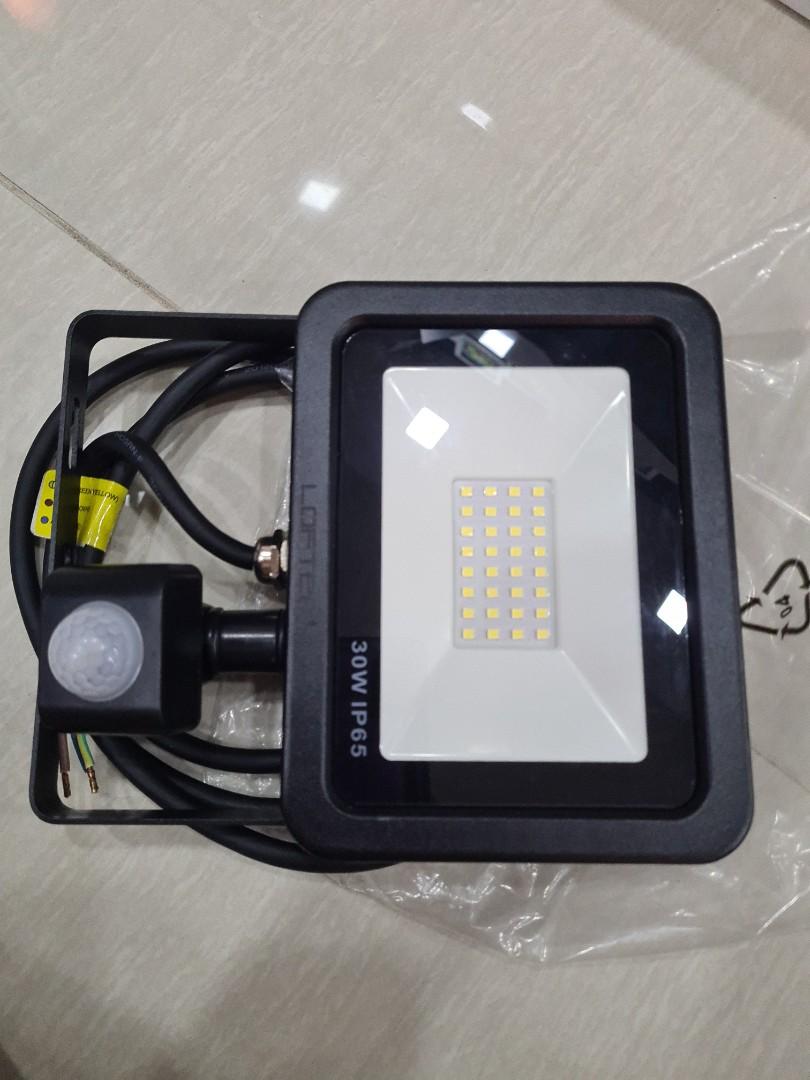 Motion sensor security light (Category: Lighting) located in Singapore. Submitted by gene88 (Listing ID 1140425387, Image 2). Description: .