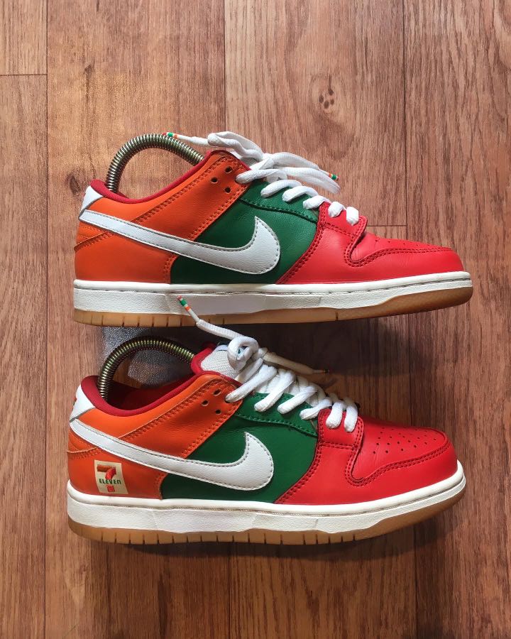 Sepatu Nike Sb Dunk Low X Seven Eleven, Fesyen Pria, Sepatu , Sneakers di  Carousell