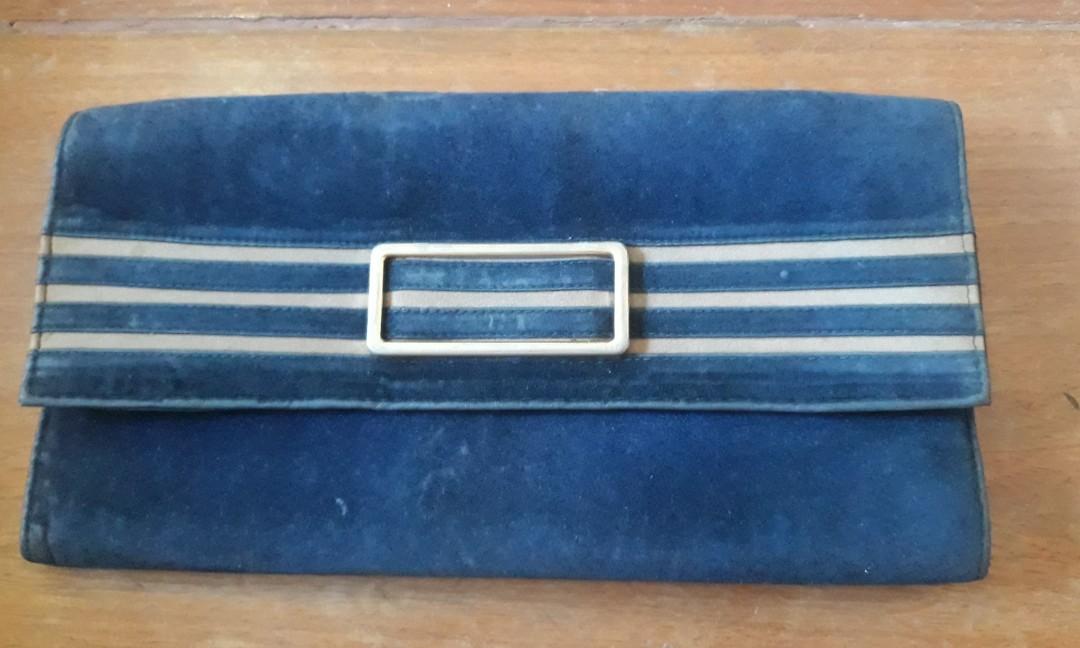 Vintage envelope clutch sling bag (Category: Clutches) located in San Juan City. Submitted by tinch_721 (Listing ID 1140296251, Image 2). Description: shopee checkout available.