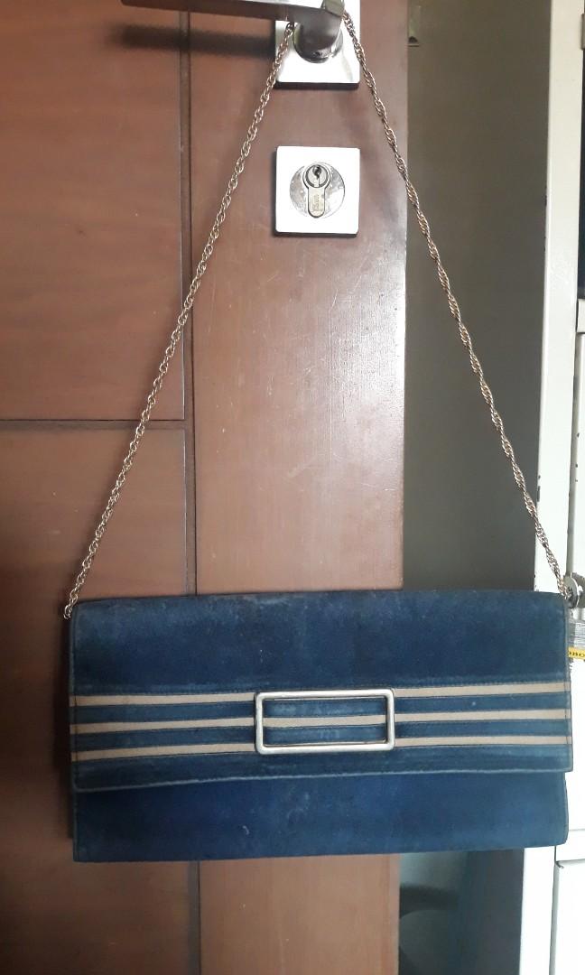 Vintage envelope clutch sling bag (Category: Clutches) located in San Juan City. Submitted by tinch_721 (Listing ID 1140296251, Image 1). Description: shopee checkout available.
