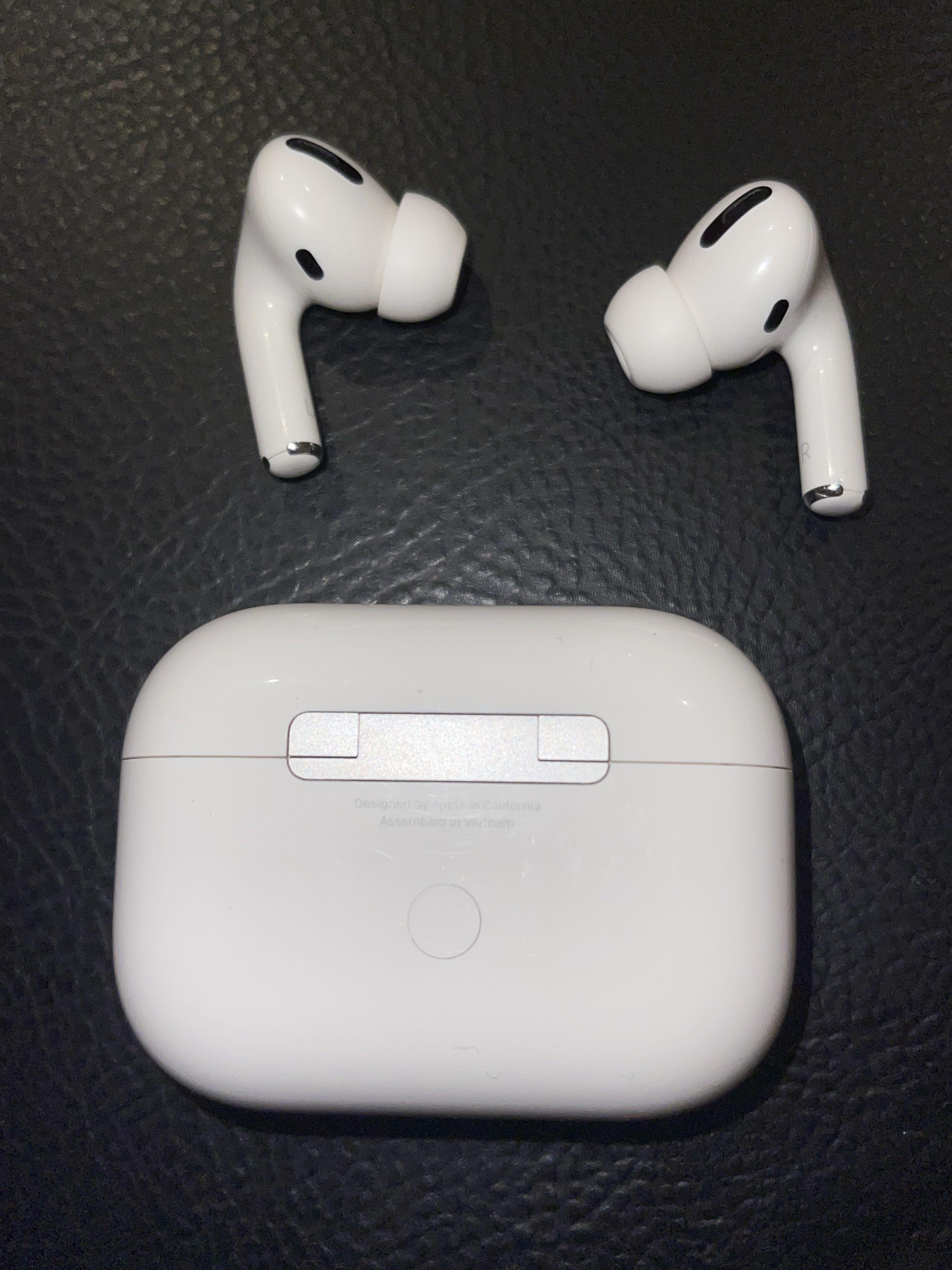 Apple Airpods Pro (Category: Earphones) located in Manila. Submitted by hidinginthecloset (Listing ID 1140556919, Image 3). Description: Original Airpods Pro with free case It was a birthday gift 😊.