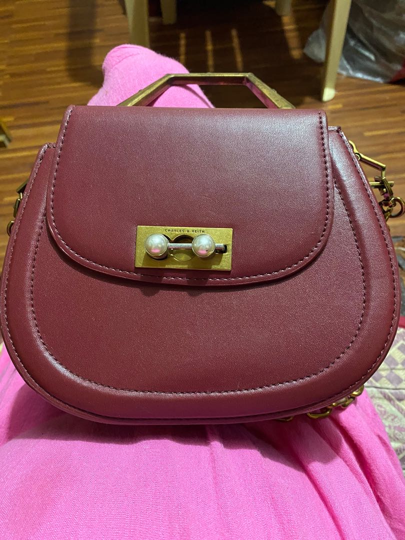 Charles and keith shop maroon sling bag