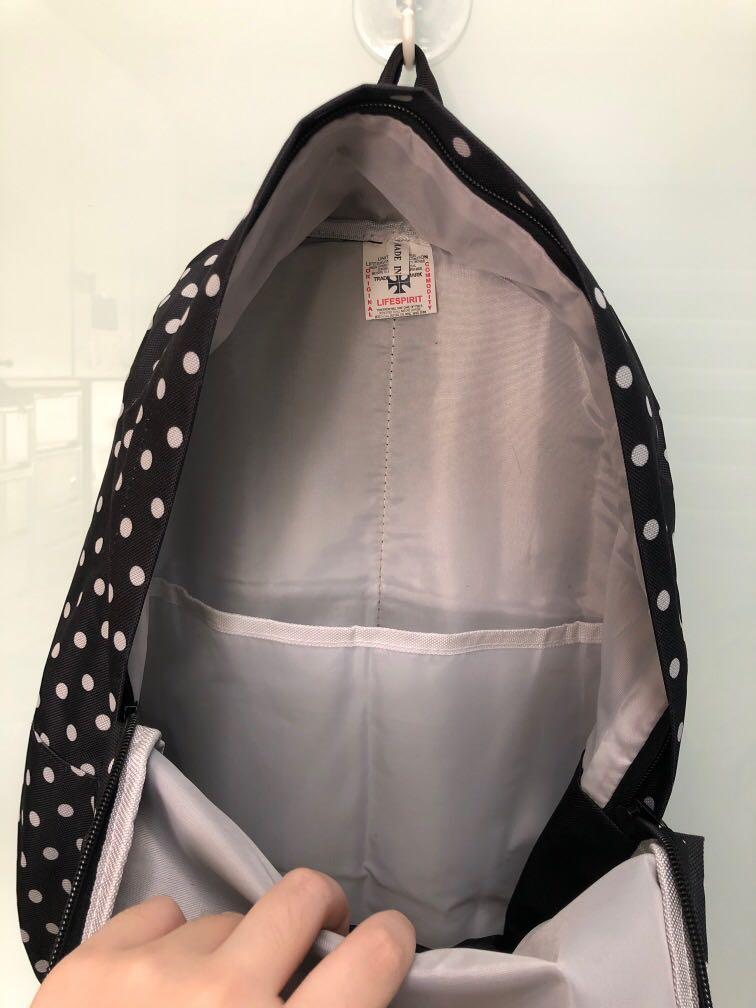 backpack (Category: Backpacks) located in Singapore. Submitted by vavecia (Listing ID 1140480062, Image 3). Description: One main compartment. With section to put smaller items (pic 3) . One front pouch with detachable chain. No side pockets for bottles. Printing error in last pic. Padded straps. Sturdy bag material. .