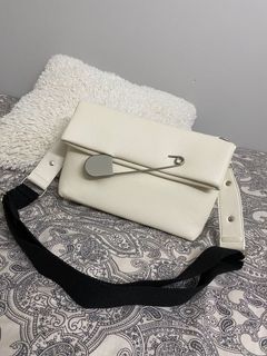 (Category: ) located in . Submitted by taetae_wardrobe (Listing ID 1140594596, Image 1). Description: .