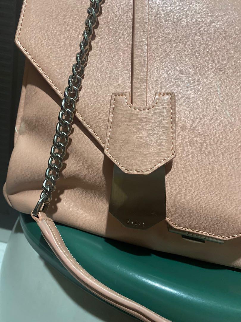 Envelope 2 way Bag Branded (Category: Shoulder Bags) located in Makati City. Submitted by clothique.ph (Listing ID 1140498630, Image 2). Description: PRELOVED PEDRO BRAND With Flaw But overall good condition Color: Babe Pink Clean and Smell Good Kindly check photo or PM me to clear out the flaw PM ME ONCE YOU'RE INTERSTED HAPPY SHOPPING 💕💕💕.