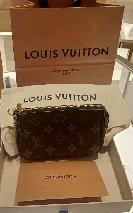 💖SOLD💖 Guaranteed authentic lv mini pochette accessoires monogram (Category: Luxury Bags & Wallets) located in Naga. Submitted by akimadison.ph (Listing ID 1140589786, Image 1). Description: Brand new complete Bought jan 2022.