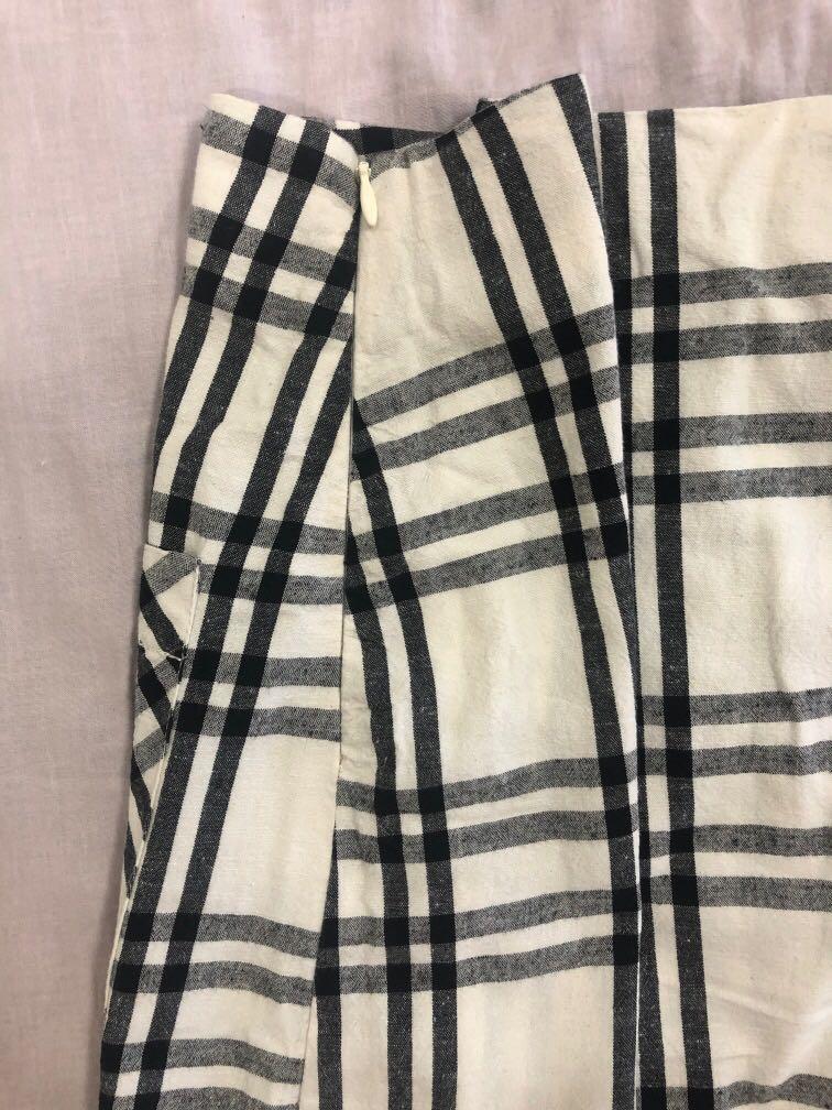 Mango Skirt (Category: Skirts) located in Quezon City. Submitted by jpy00 (Listing ID 1140456282, Image 3). Description: Mango Skirt with side zipper.