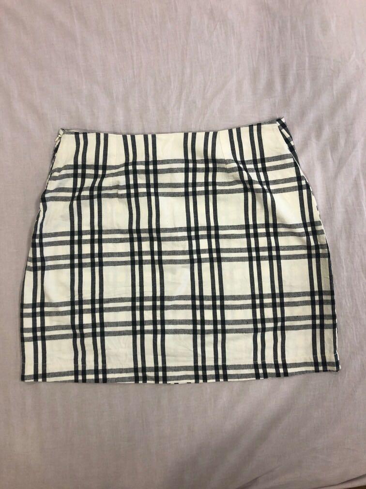 Mango Skirt (Category: Skirts) located in Quezon City. Submitted by jpy00 (Listing ID 1140456282, Image 2). Description: Mango Skirt with side zipper.