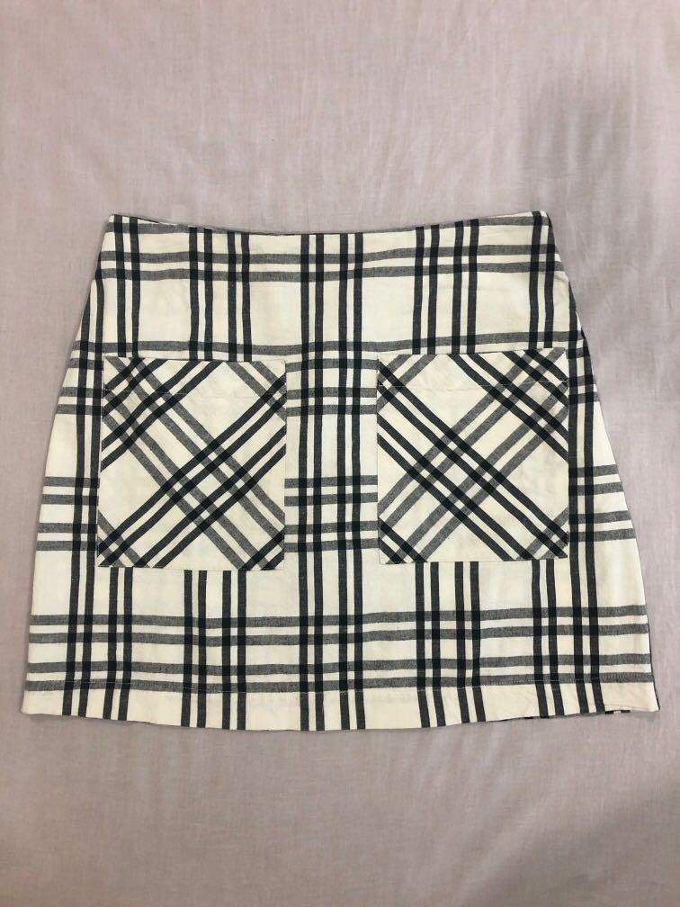 Mango Skirt (Category: Skirts) located in Quezon City. Submitted by jpy00 (Listing ID 1140456282, Image 1). Description: Mango Skirt with side zipper.