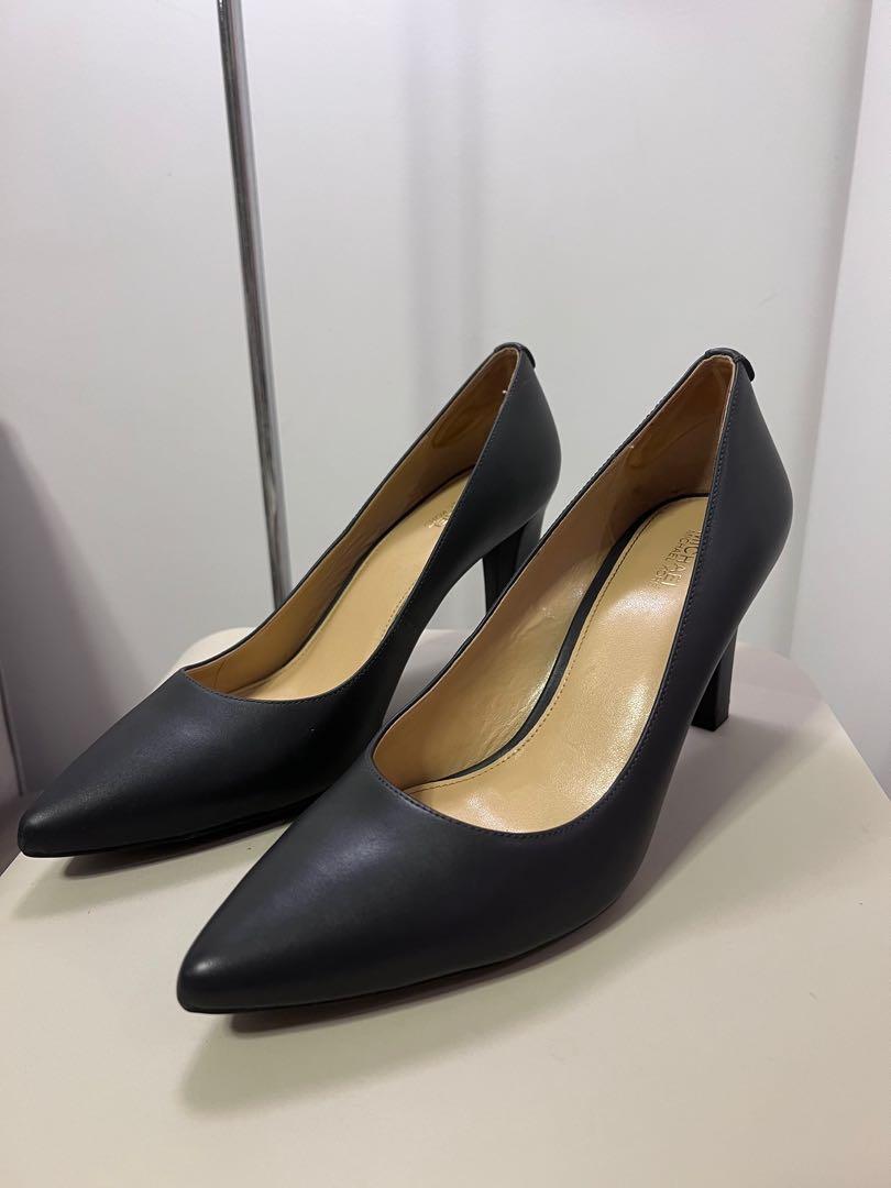 Michael kors discount navy blue pumps