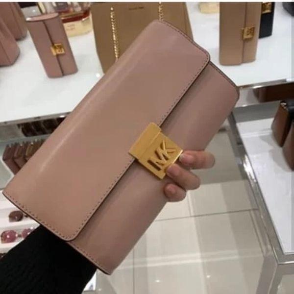 NEW MICHAEL KORS 35H8ATZC2L MINDY CROSSBODY CLUTCH FAWN Women s