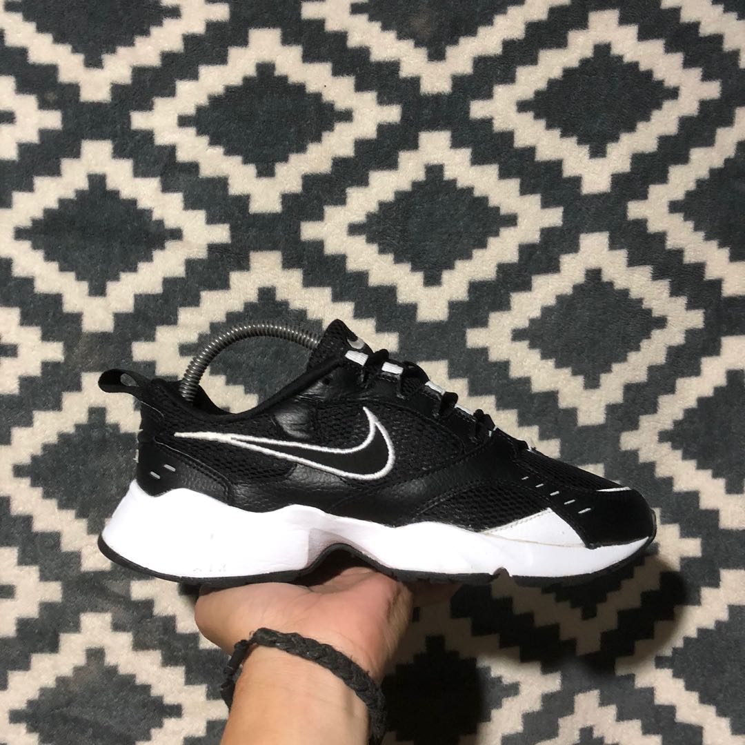 nike air heights trainers