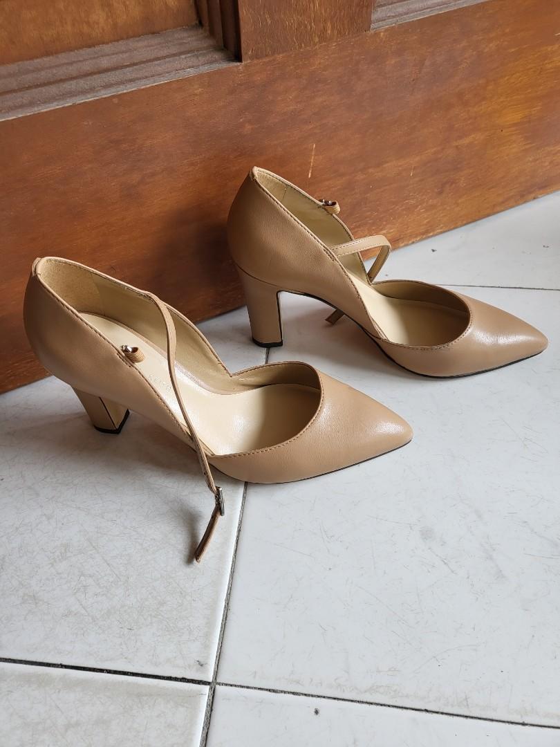 Casual heels closed clearance toe