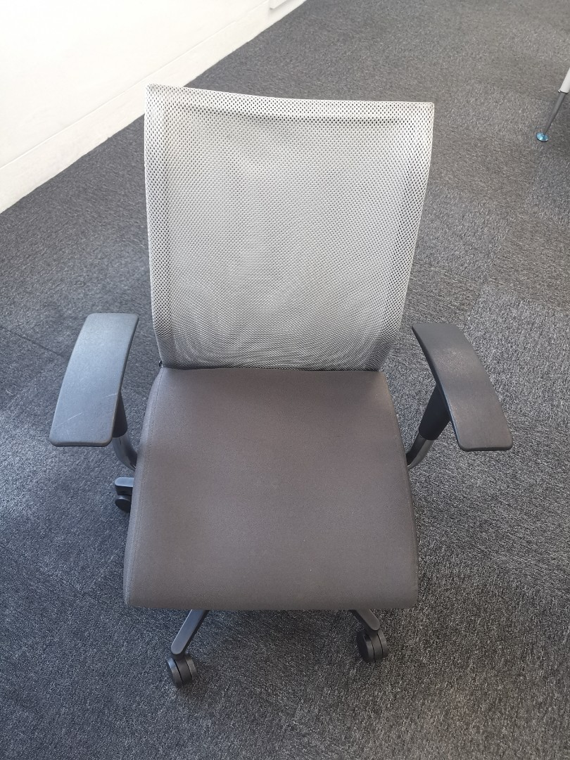 OFFICE SPINNING CHAIR, Furniture & Home Living, Furniture, Chairs on