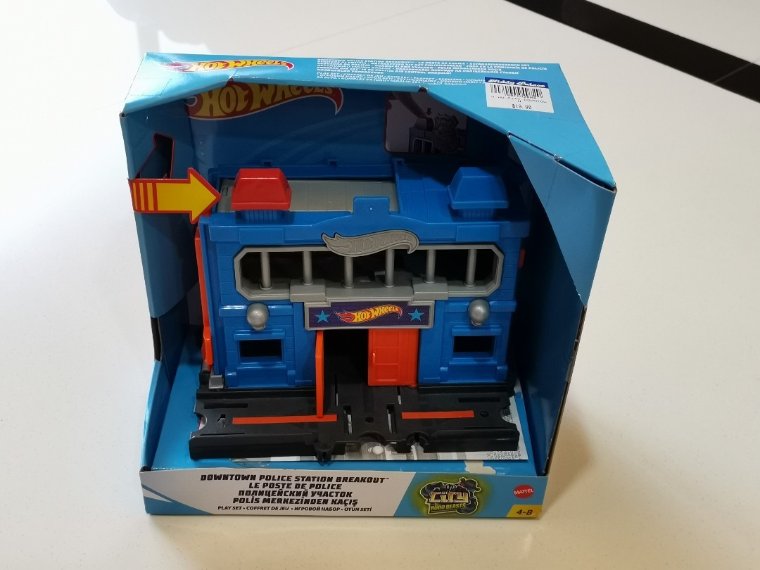 Hot wheels store police station breakout