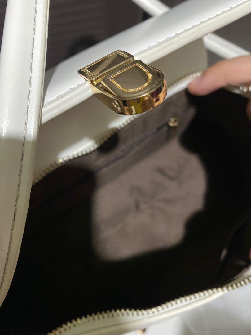 Trendy Long Handle Kili Bag (Category: Shoulder Bags) located in Makati City. Submitted by clothique.ph (Listing ID 1140500854, Image 3). Description: BRAND NEW WITH TAG MUMU BRAND KILI STYLE IN LONG HANDLE No Flaw Color: White Pearl Pm me once you're interested HAPPY SHOPPING .
