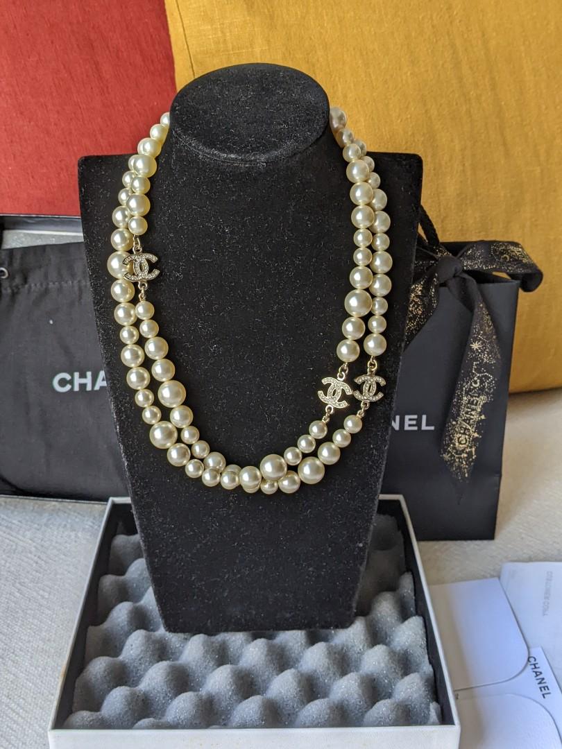 Cc pearl necklace Chanel Silver in Pearl - 32689344