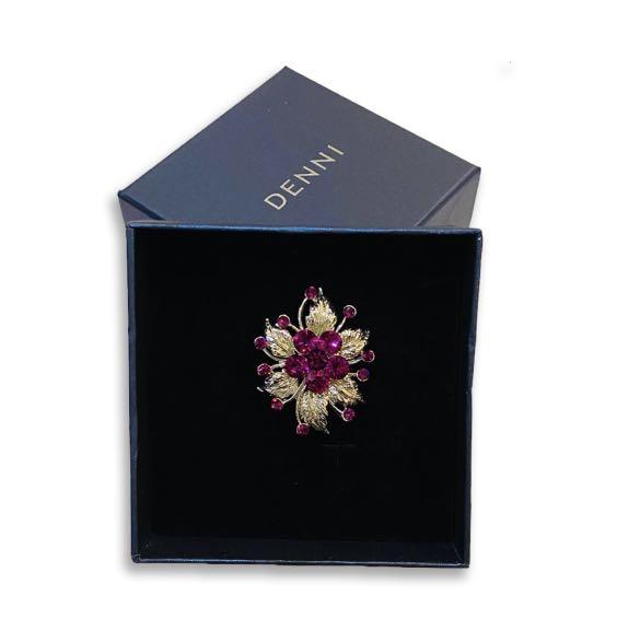 Denni brooch store
