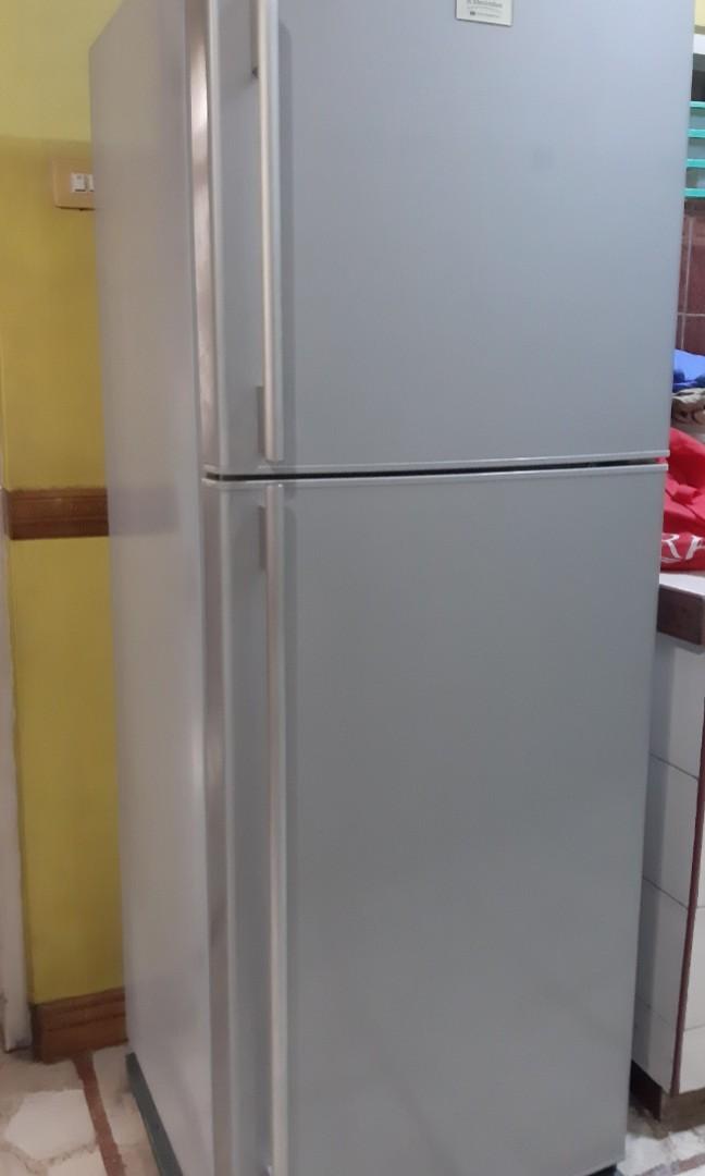 Electrolux White Westinghouse 10cu. ft. Refrigerator No Frost, TV