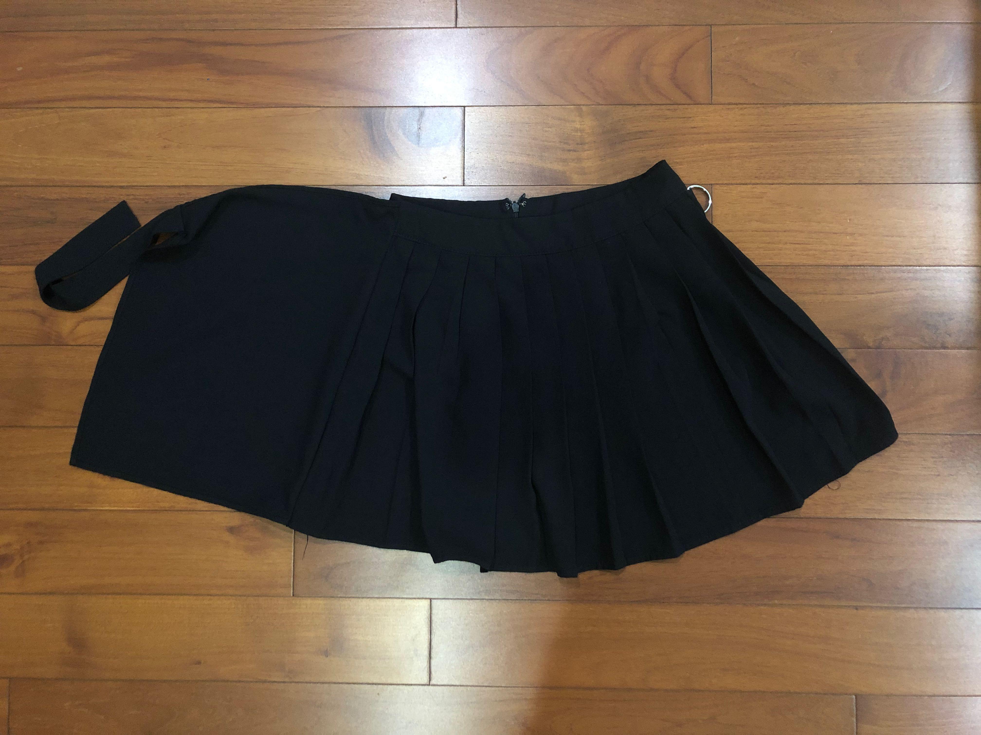 Black pleated discount skirt forever 21