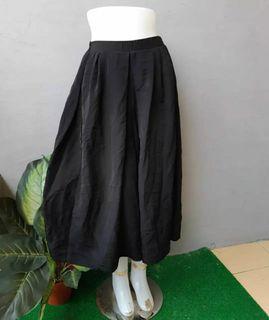 Kulot hitam glowing uniqlo