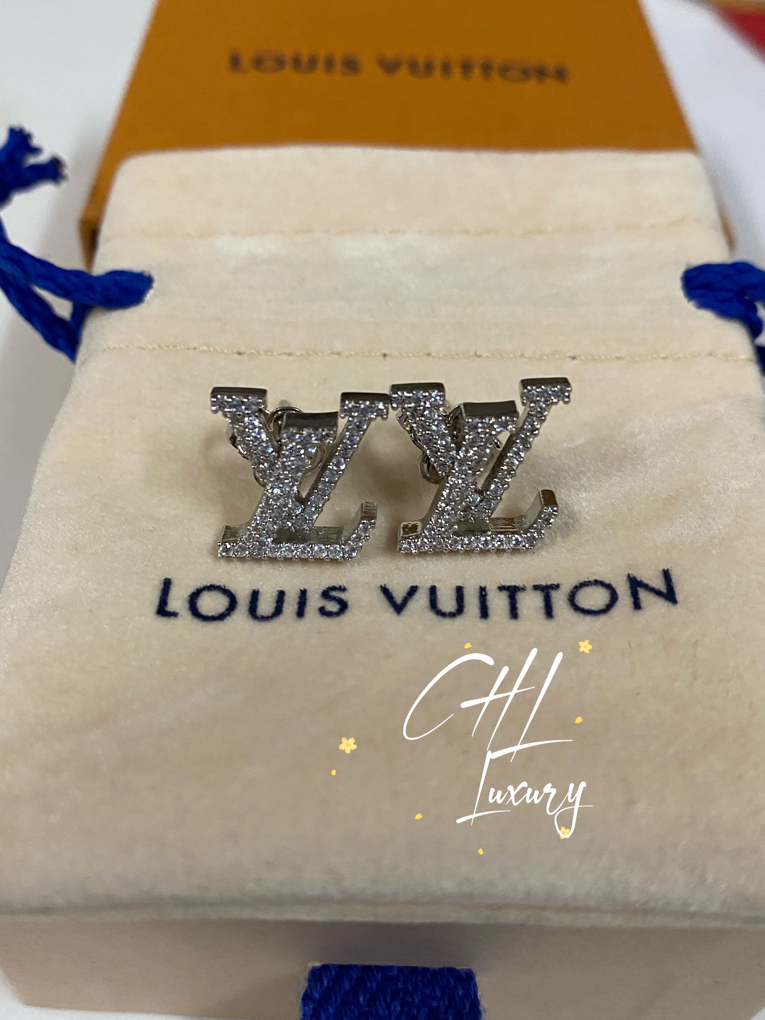 “可收八達通”現貨Louis Vuitton Crystal Logo Earrings, 名牌, 飾物及配件 - Carousell