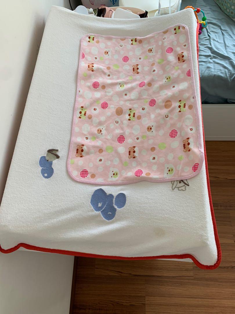 Move out sale Micuna baby changing table and drawer with bathtub