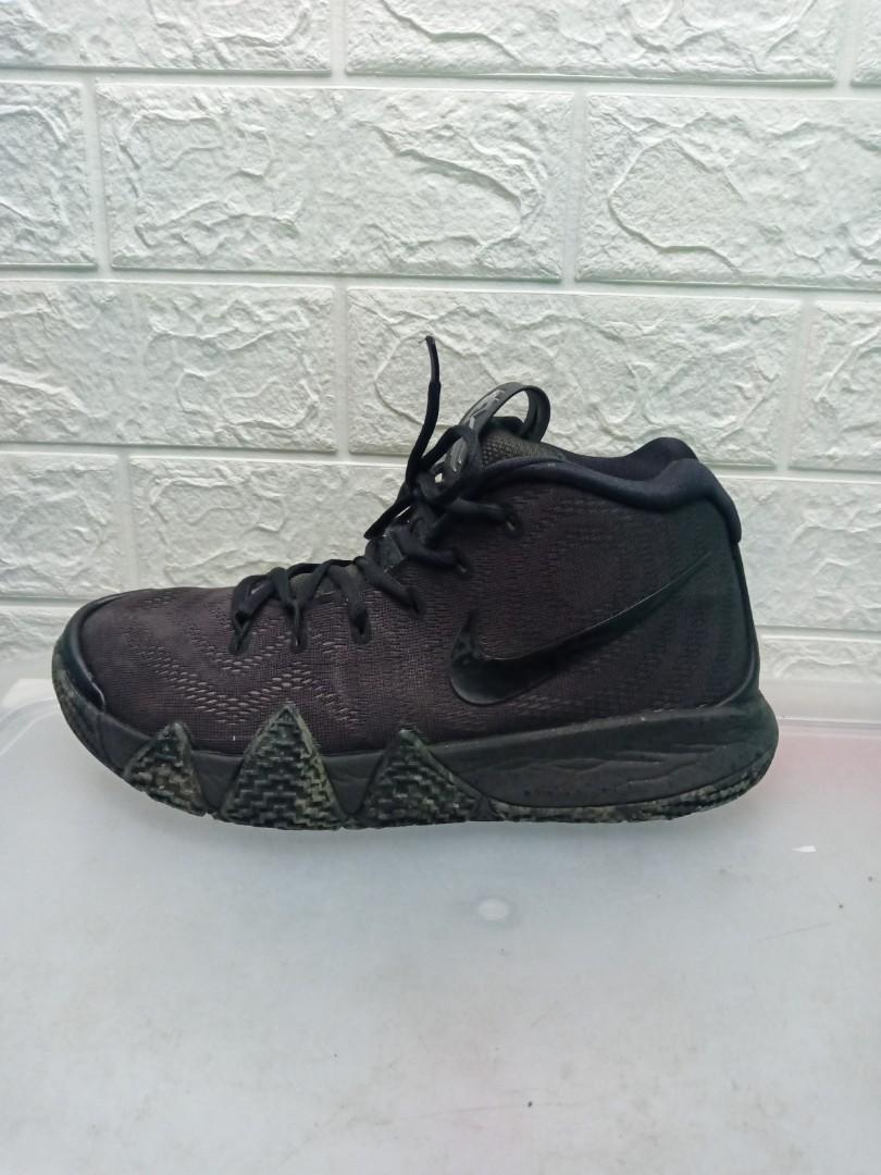 Nike kyrie triple black store