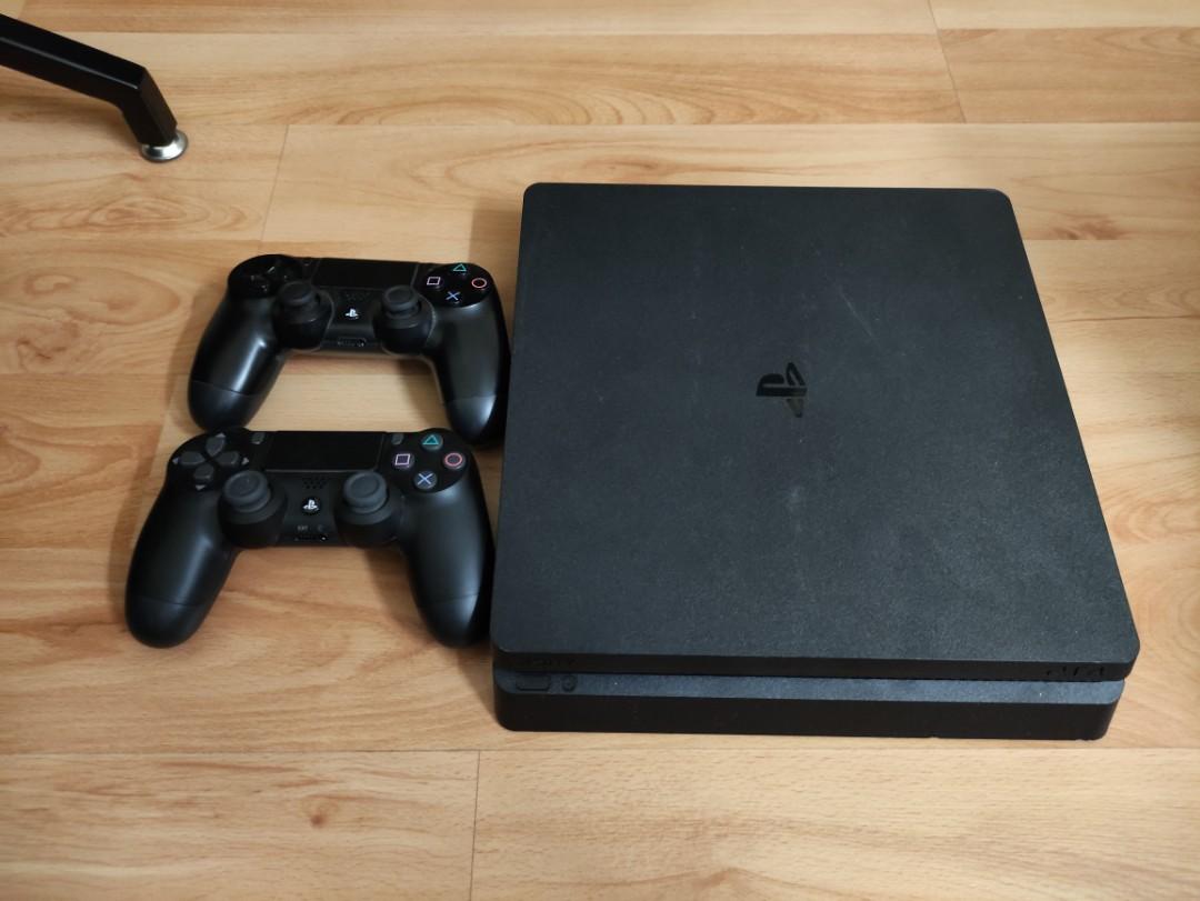 Overgang lærer Laboratorium PS4 SLIM 1TB 2 CONTROLLER, Video Gaming, Video Game Consoles, PlayStation  on Carousell