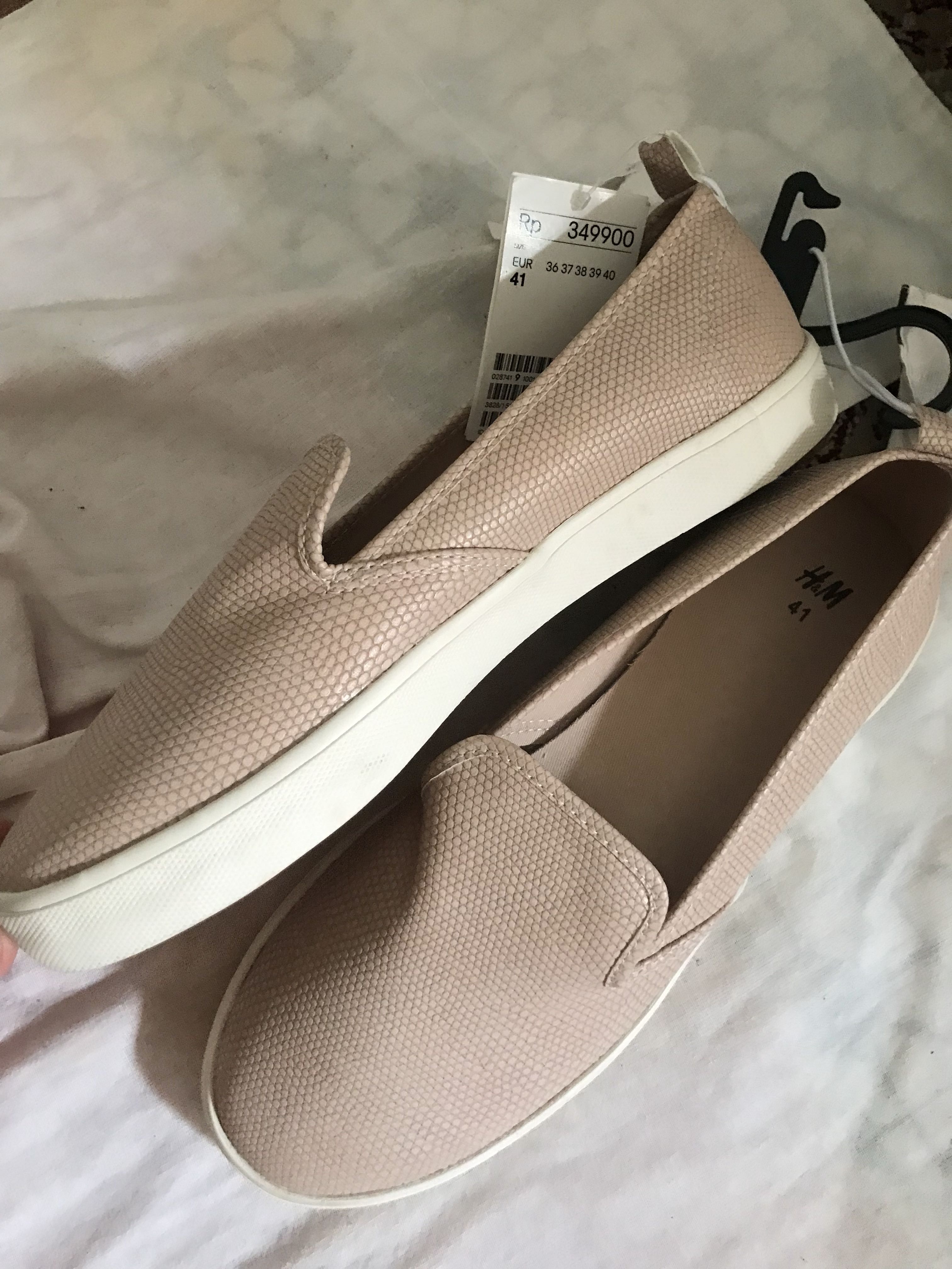 Sepatu slip on H M
