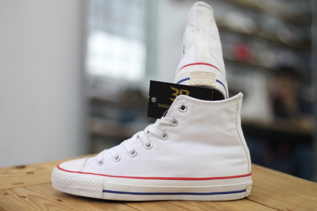 Size 6 UK 39 EUR Original CONVERSE Highcut White Shoes. Men s