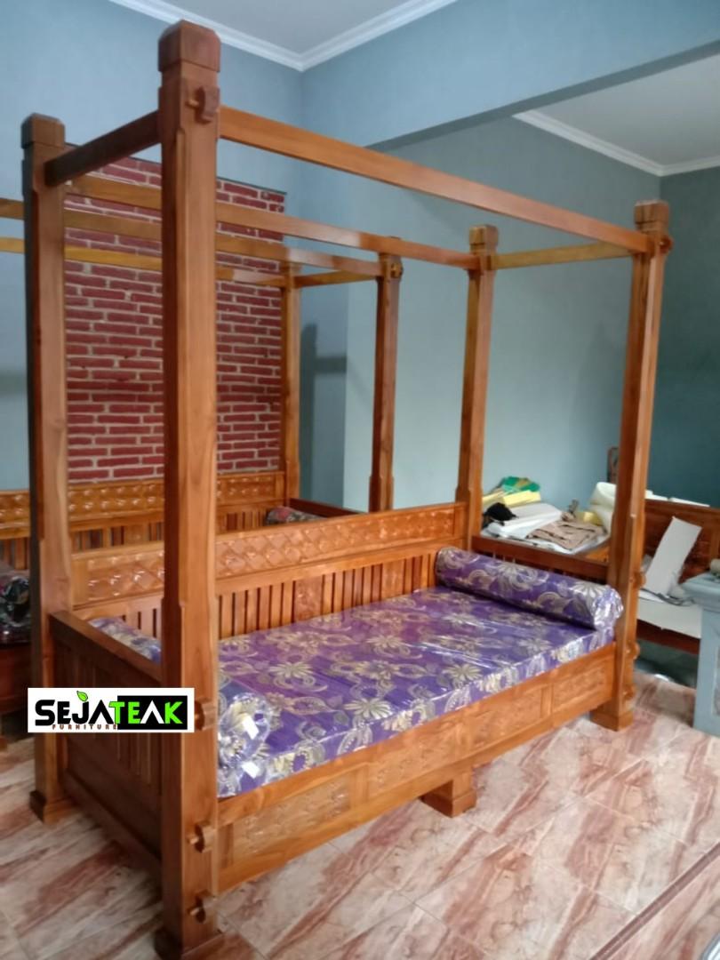 Solid teak Daybed bertiang (Category: Shelves, Cabinets & Racks) located in Kota Tinggi. Submitted by shima_jahari (Listing ID 1135079997, Image 2). Description: •1x daybed bertiang solid wood • 1x tilam dan 2 bantal panjang kiri kanan.