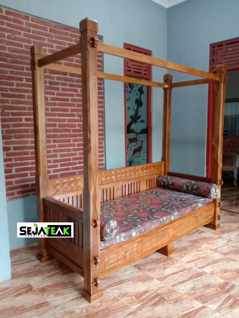Solid teak Daybed bertiang (Category: Shelves, Cabinets & Racks) located in Kota Tinggi. Submitted by shima_jahari (Listing ID 1135079997, Image 1). Description: •1x daybed bertiang solid wood • 1x tilam dan 2 bantal panjang kiri kanan.