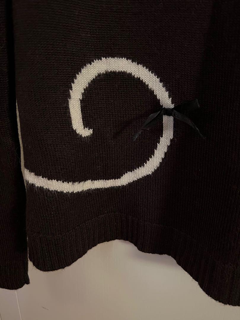 Sweater （分類：其他上衣）位於 Hong Kong。 由 Ccjj_ck88 提交（商品編號 1135239753，圖片 4）。簡介： 可愛貓咪前後圖案針織樽領上衣、前面貓咪載住珠珠頸鏈、後面尾巴有小絲帶🎀、特別款式😻 購買於IT , 搬屋清櫃平價放售😍。