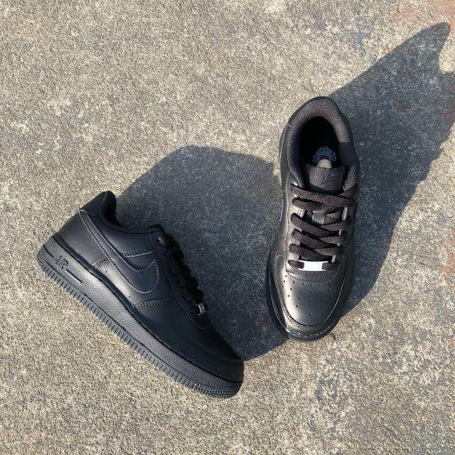 Triple black store nike womens