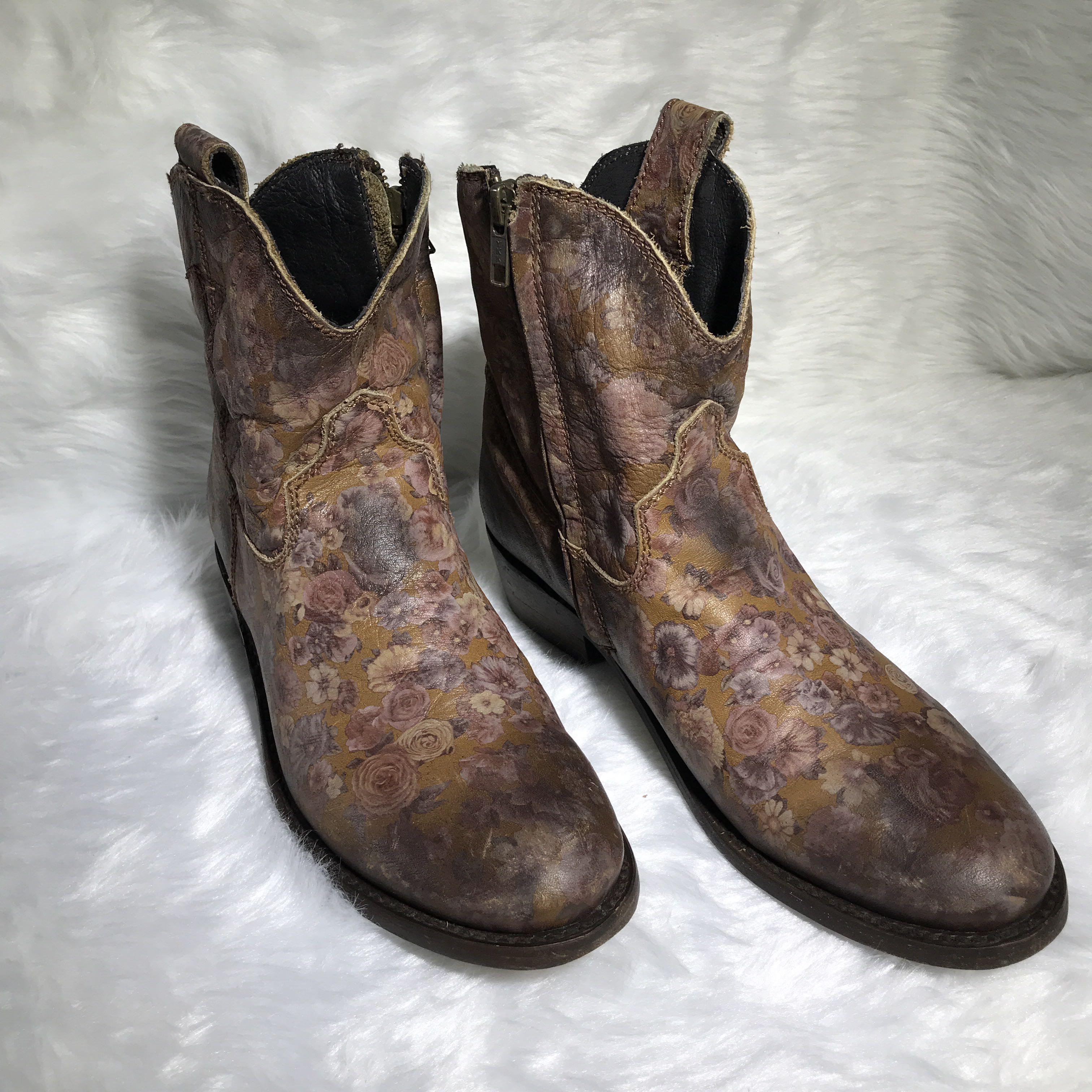 Allen’s Ankle Cowboy Boots (Category: Boots) located in Manila. Submitted by cookie.cutter (Listing ID 1140700637, Image 1). Description: •Original & Authentic •Pre-loved •Block heel (1.5”) • Comes with box & tag • Model: LB-711375ROSA MINI ROSA • Size: 8 • Real and genuine Leather.