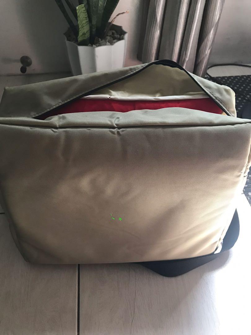 Canon camera bag (Category: Camera Bags & Carriers) located in Navotas City. Submitted by mph_thrift (Listing ID 1140668951, Image 3). Description: made in japan .