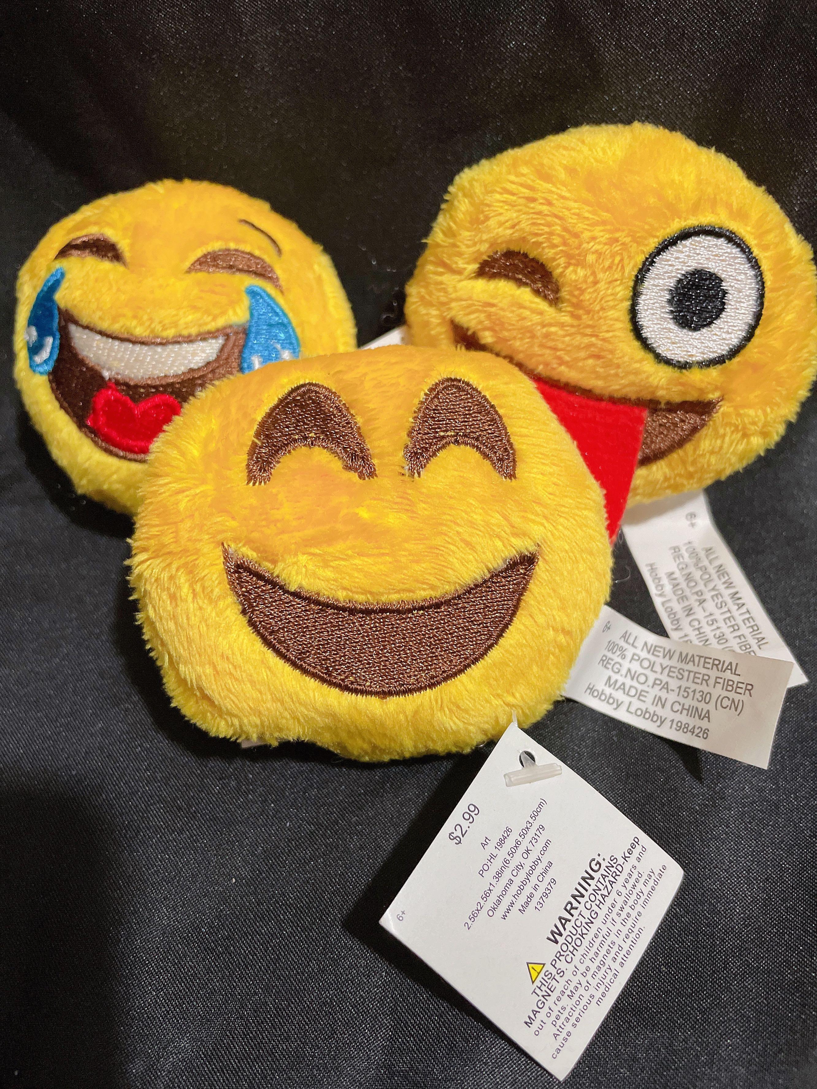 原價$9美金USD）一套歐美正版emoji磁石雪櫃貼冰箱貼貼board 鐵架都得, 興趣及遊戲, 玩具& 遊戲類- Carousell