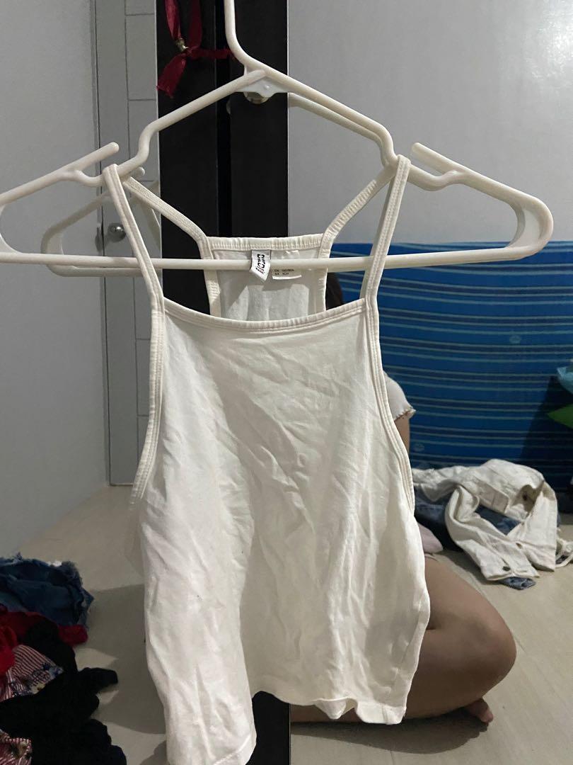 H&M Cropped Halter (Category: Sleeveless) located in Bacoor. Submitted by prelovedfor75php (Listing ID 1140760410, Image 1). Description: .