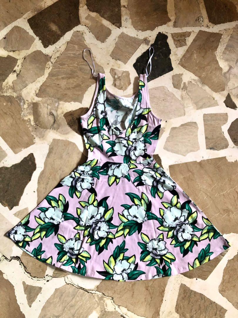 H&M Low Back Skater Dress (Category: Dresses) located in Pila. Submitted by jmeg_ (Listing ID 1140693637, Image 2). Description: H&M Size 34 Never Used No Tag.