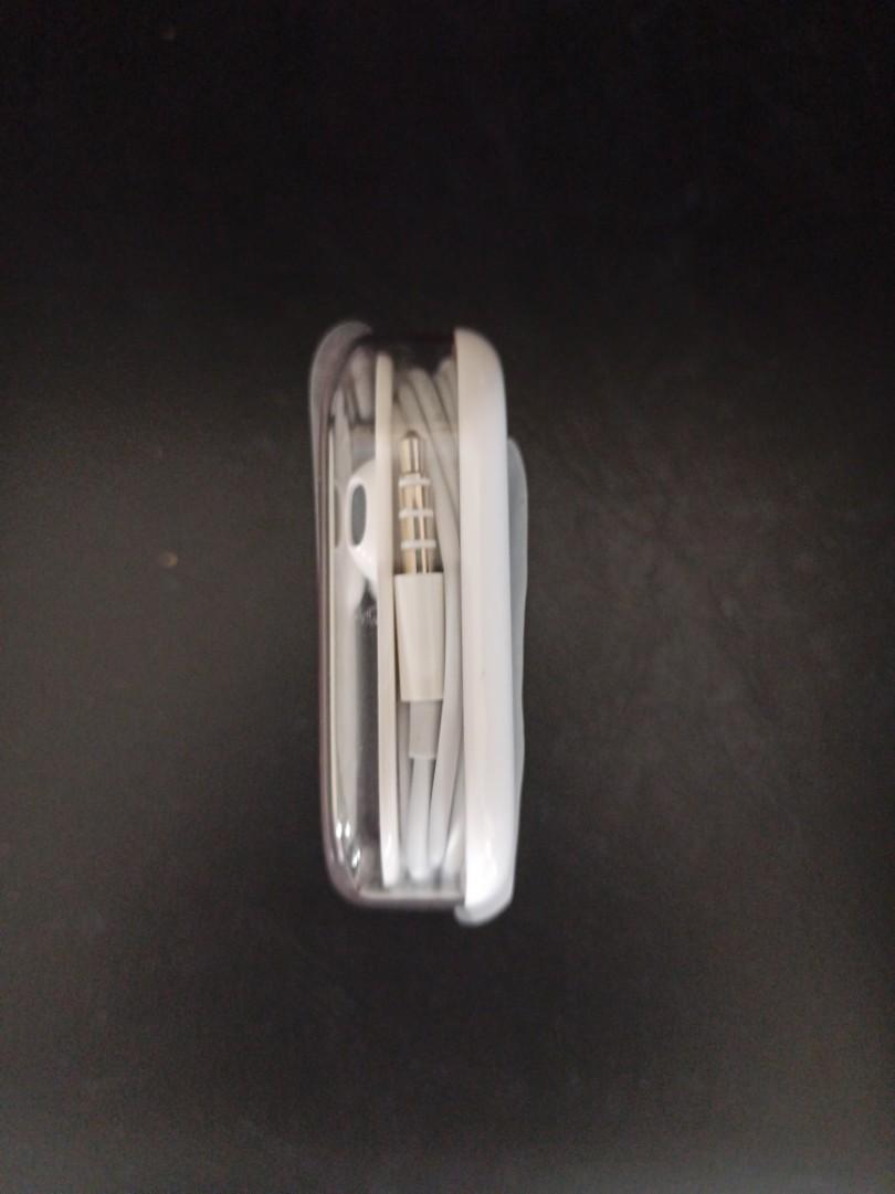 iPhone (Category: Portable Audio Accessories) located in Singapore. Submitted by fern.8y428b (Listing ID 1137074533, Image 3). Description: Brand new iPhone portable audio accessories.Never used before.Jack connected type.Cash and carry..