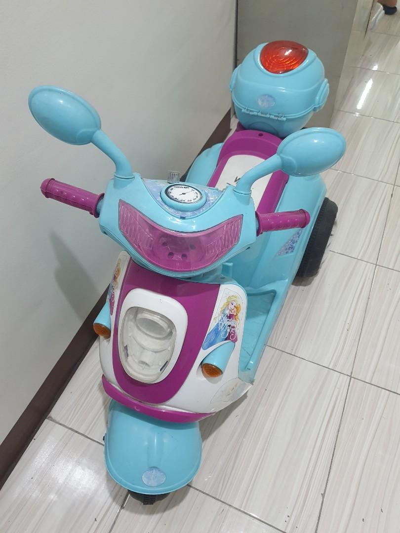 Kids' Electric Motorcycle/Tricycle (Category: Motorbikes for Sale) located in Manila. Submitted by sgarcia (Listing ID 1140817633, Image 1). Description: 🔆 Used - check photos for issues (physical only) 🔆 Still functioning 🔆 No to lowballers 🔆 Do not order if indecisive/unsure 💰 Payment first policy 💳 Mode of Payment: BDO/BPI/GCash 📦 Delivery Options: Toktok/J&T/Lalamove/Mr. Speedy/Shopee Check out or any of your preferred courier..