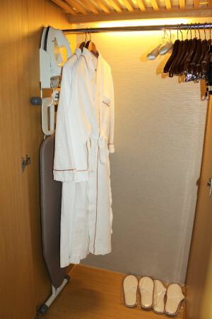 Marina Bay Sands White Bathrobe with string, Beauty & Personal Care ...