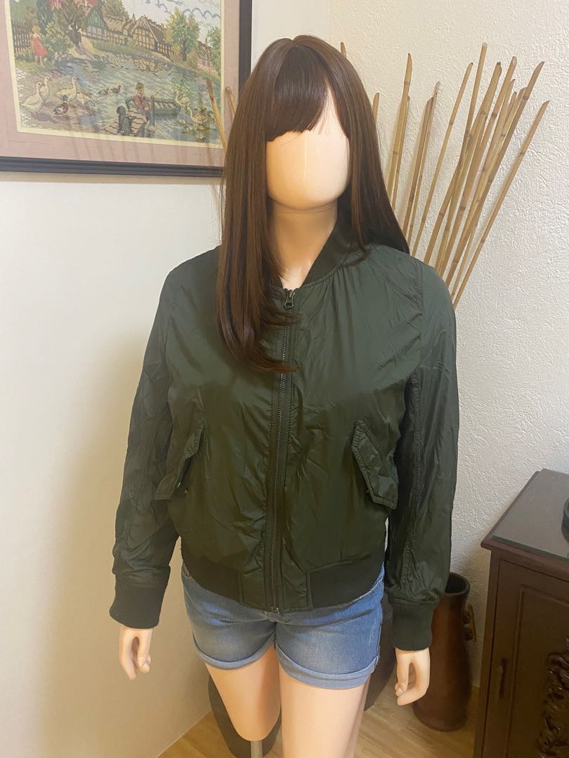 UNIQLO Women’s Green Bomber Jacket, Women's Fashion, Coats, Jackets and Outerwear on Carousell