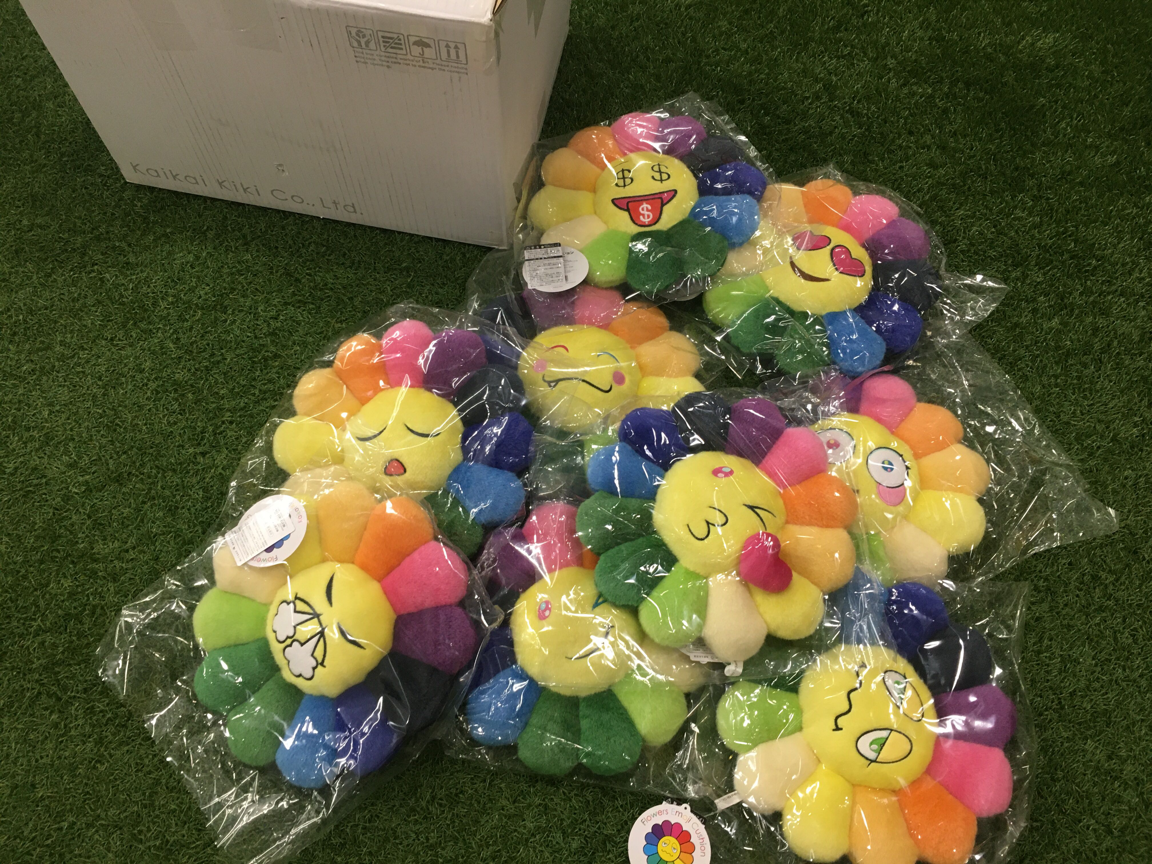 村上隆花花彩虹emoji cushion Takashi Murakami 30cm 現貨, 興趣及遊戲 