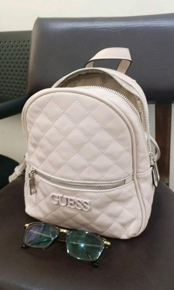 Guess Backpack in soft pink, Fesyen 