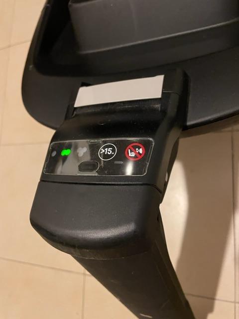 Isofix base 2025 red light