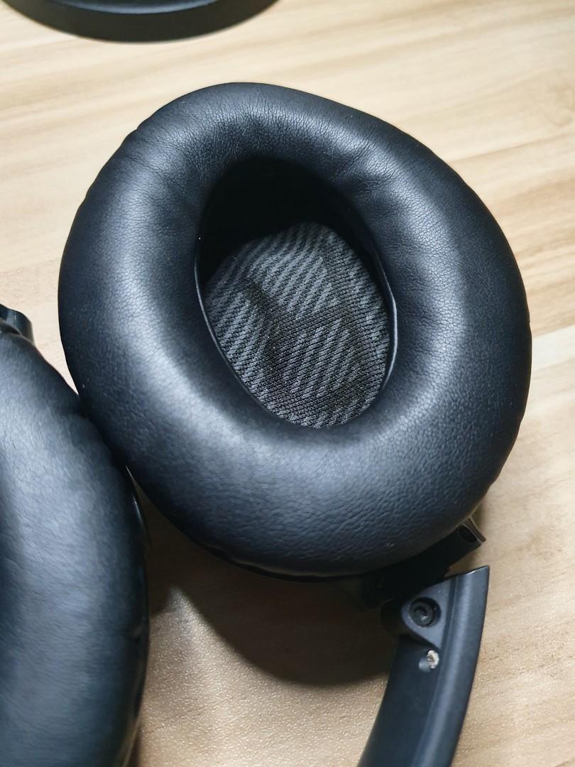 Original BOSE QC 35 (Category: Headphones & Headsets) located in Cainta. Submitted by micsilog (Listing ID 1140855948, Image 3). Description: Original Price: Php 24,000 Wireless/Wired Bluetooth Headphones OS Compatibility: Android, iOS Call/Music Control With Hard Case LxWXH: 5.12"x5.71"x3.15" Issues: Worn headband. Other than that, all components are working fine..