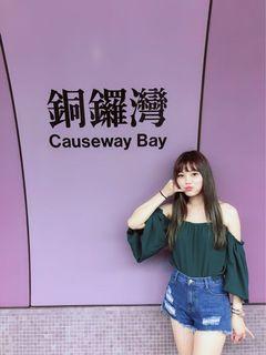 短袖設計一字領上衣