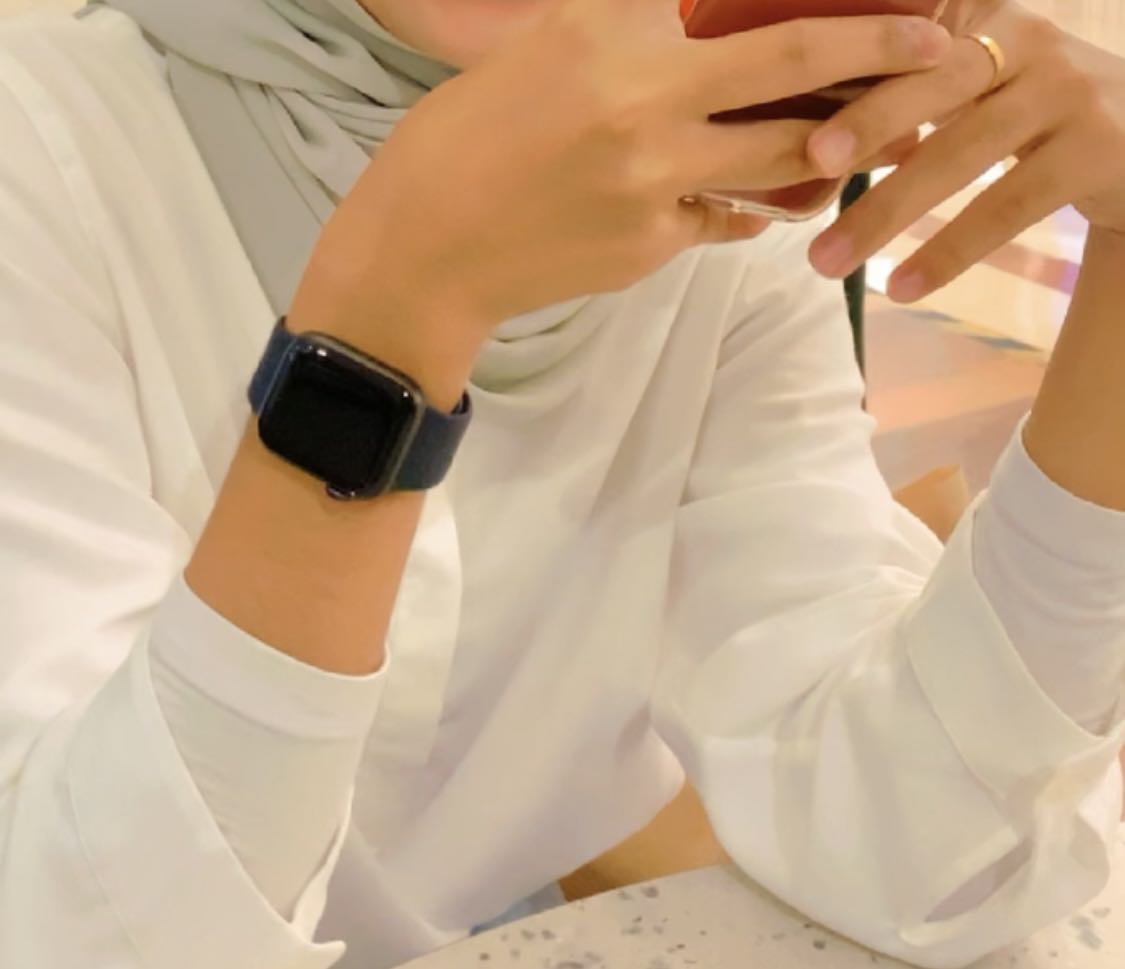 Apple watch 40mm discount on woman's wrist